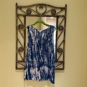 Sleeveless tie-dyed blue top. Beach lunch lounge. Size M. Silver beads. Tassels